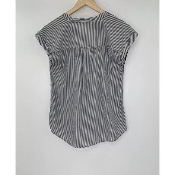 Apt. 9 Women’s Gray Pinstriped Cap Sleeve Blouse Size XS, Nautical, Lightweight - Picture 2 of 8